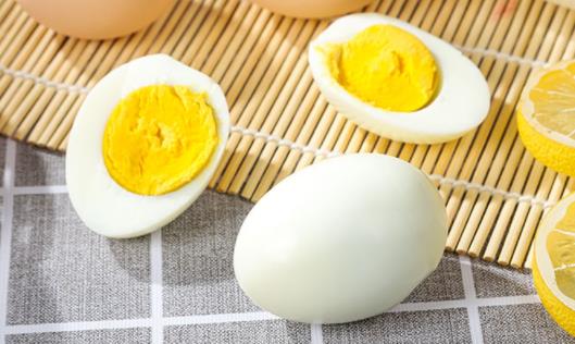 健身吃雞蛋到底吃不吃蛋黃 蛋黃發黑的是什么原因