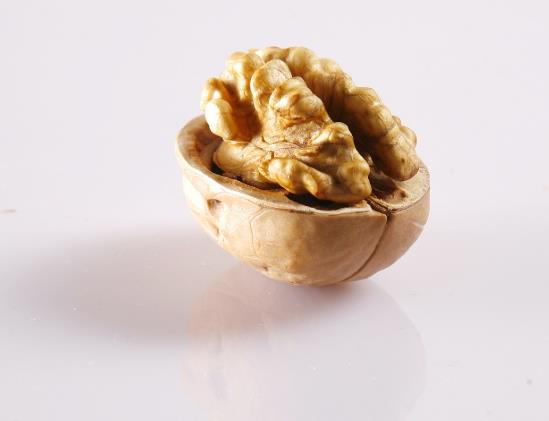 文玩核桃和吃的核桃一樣嗎?核桃仁發紅屬于正常現象嗎?
