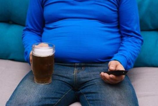 啤酒肚怎么才能練出腹肌?啤酒肚里面裝的是什么?