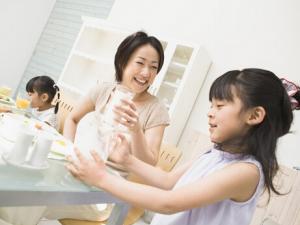喝牛奶可以預防膝關(guān)節(jié)疼痛