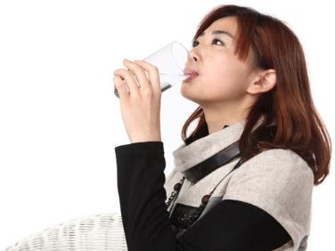 飲水機(jī)里的熱水是否燒開?經(jīng)常喝飲水機(jī)里的熱水對身體有害嗎
