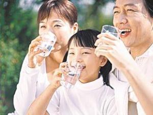 不喝過夜水，白開水要沸騰三分鐘，燒水杜絕重復煮沸