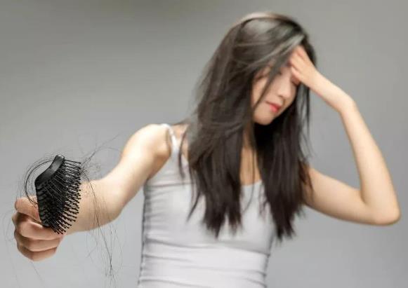 女生脫發(fā)吃什么?如何預防脫發(fā)
