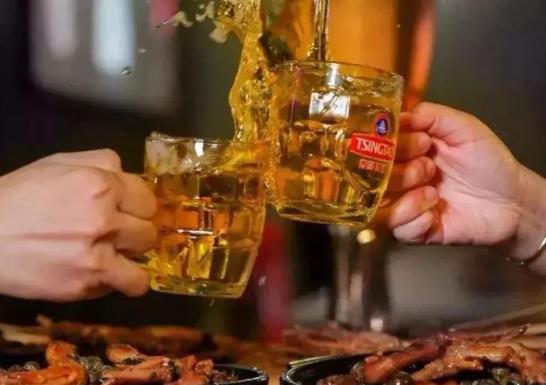喝酒后多久測(cè)不出酒精?邊喝水邊喝酒好嗎?