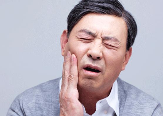 牙齦出血時,不刷牙只漱口可以嗎?牙齦經(jīng)常出血的患者,在日常生活中應(yīng)注意哪些事?