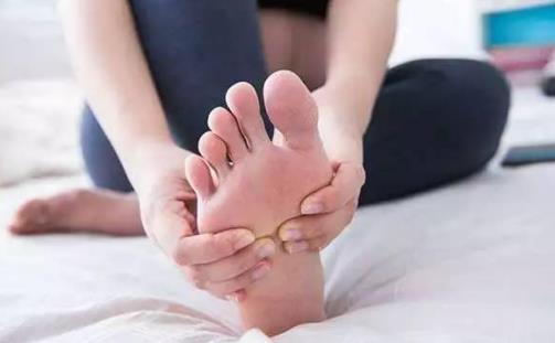 導(dǎo)致抽筋的原因是什么 運(yùn)動(dòng)的時(shí)候抽筋該怎么辦