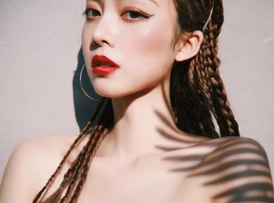 戴了美瞳怎么化妝?半月拋用之前要不要泡護理液