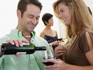 酒桌禮儀常識(shí)：斟酒敬酒禮儀應(yīng)該注意哪些