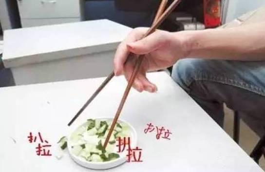 東北飯桌上最招人膈應(yīng)的十種人:嗦嘍筷子,扒拉菜的,打嗝放屁等