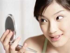 照鏡子比真實的自己好看？專家稱心情好更加分