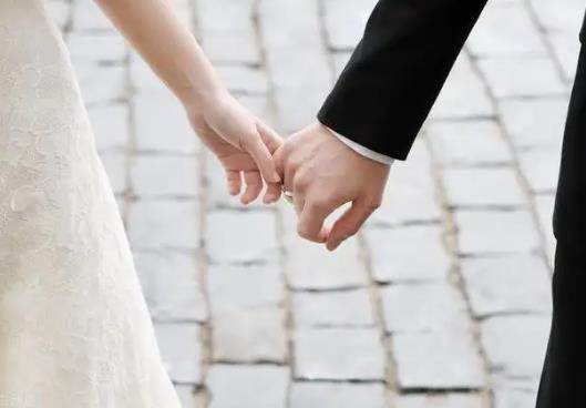 女朋友手機壞了要不要給她買?女孩說手機壞了如何高情商回復(fù)