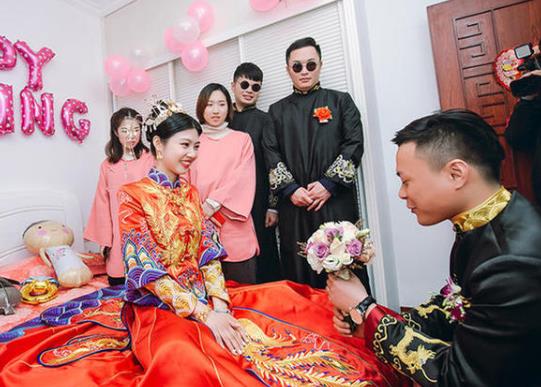 婚禮新娘下車腳要踩什么?為什么要將新郎用膠帶纏在樹(shù)上