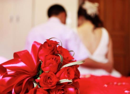 結婚的時候遇見抬死人棺材誰讓道?農村結婚下車禮2萬元多不