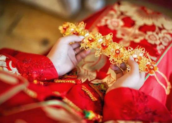 婚禮新娘下車腳要踩什么?為什么要將新郎用膠帶纏在樹(shù)上