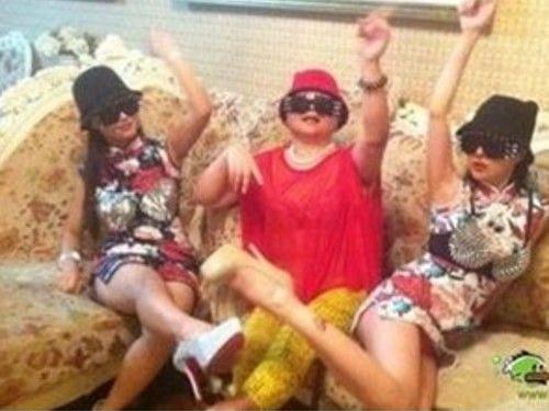 組圖:干露露版江南《style》摸胸部露內褲翹大腿,干露露干毛毛母女三人胸罩外穿超自high