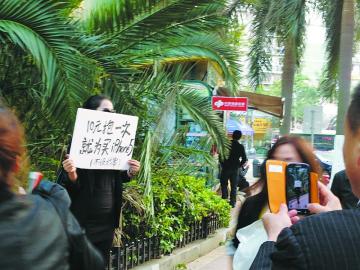 黑衣美女街頭賣(mài)擁抱一次10元,男子害羞與其合影,網(wǎng)友斥其滿足物質(zhì)享受的物質(zhì)女