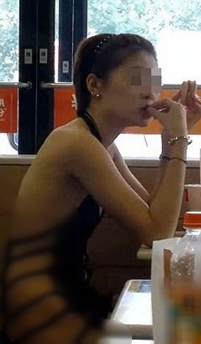 網(wǎng)友直拍:麥當(dāng)勞快餐店驚現(xiàn)“側(cè)漏姐”幾乎沒穿內(nèi)衣僅兩塊布遮身