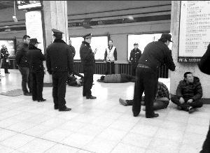 4男子北京地鐵上群毆,從北京站打到朝陽門,乘客怕誤傷讓出1節車廂