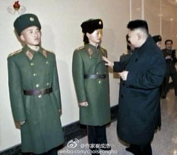 作家崔成浩微博發(fā)布金正恩摸女兵胸部照,金正恩指導朝軍登陸演練