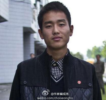 作家崔成浩微博發(fā)布金正恩摸女兵胸部照,金正恩指導朝軍登陸演練
