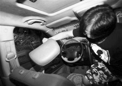 1 記者實(shí)驗(yàn)用汽車頭枕砸破駕駛室玻璃。因車內(nèi)空間狹小,難以用力,砸了兩三分鐘后仍無法破窗。