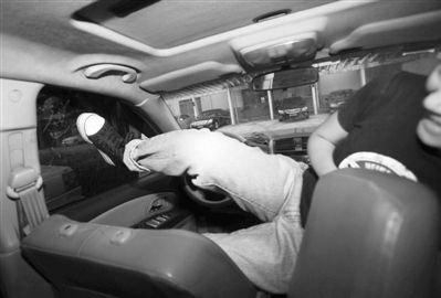 4 記者嘗試用腳踹車玻璃十余下,不僅無法踹破玻璃,連車門都無法撼動(dòng)。