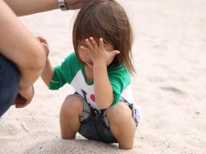 眼睛里進了沙子怎么辦？眼睛進了沙子巧處理