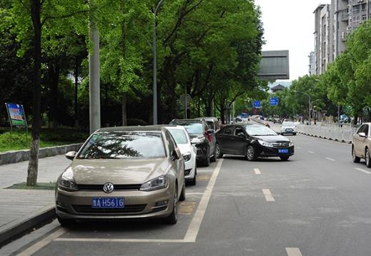 過(guò)斑馬線被車撞了要報(bào)警嗎?不規(guī)范停車被刮了有責(zé)任嗎?