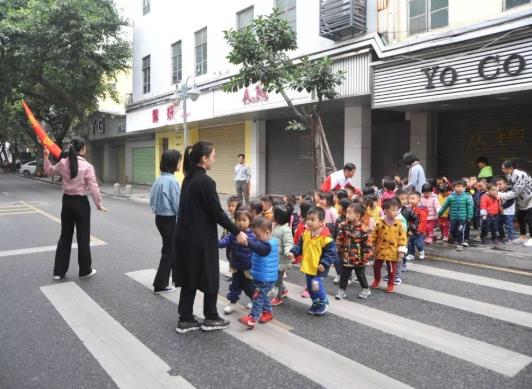 過斑馬線被車撞了怎么賠償?因?yàn)檫`章停車被刮了需要賠償嗎?