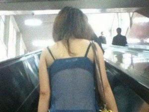 姐，穿這樣也逛街？內褲外穿太霸氣鳥