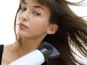 如何使用電吹風做造型？電吹風使用注意事項