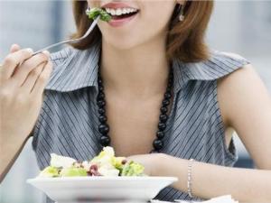 上火怎么辦？女白領(lǐng)壓力大易上火多吃清火食物