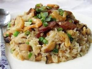 香菇糯米飯?jiān)趺醋龊贸裕肯愎脚疵罪埖淖龇? /></a> </div>
                  <div   id=