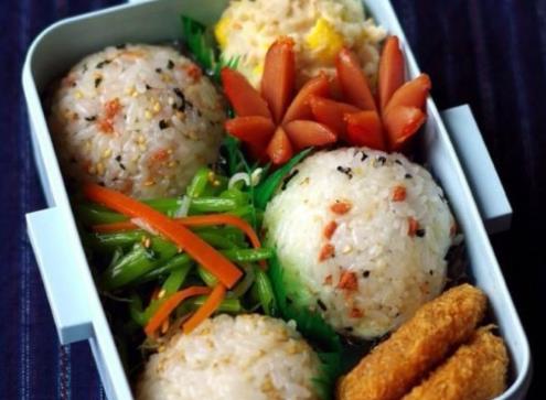 沒有模具怎么捏飯團?日式肉松飯團的做法