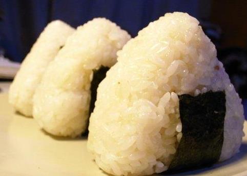 三角飯團怎么捏才好?做飯團需要什么材料?