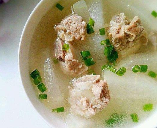 怎么防止燉排骨肉發硬?燉排骨前要不要炒一下