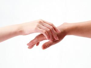 手上長小水泡是怎么回事？中醫治療手上長小水泡