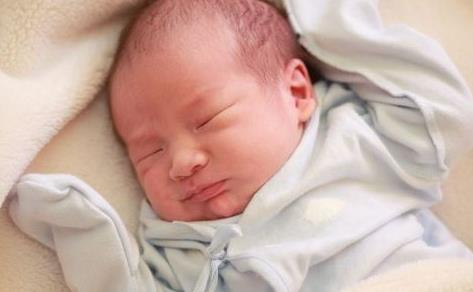 新生寶寶吐奶是怎么回事 新生兒母乳喂養該知道的