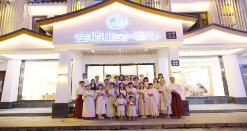 七夕節在張家界武陵源街頭出現一群漢服美女引大批游客圍觀,讓人仿佛“穿越”!
