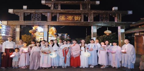 七夕節在張家界武陵源街頭出現一群漢服美女引大批游客圍觀,讓人仿佛“穿越”!
