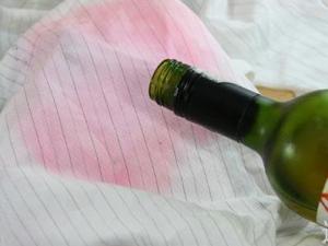 如何輕松洗掉衣服上的“頑固”紅酒漬？