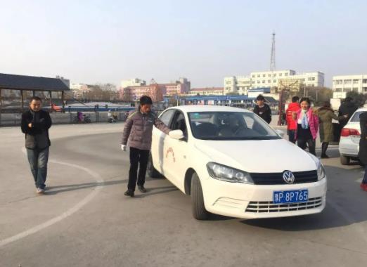考駕照練車要給教練買東西嗎?駕校教練希不希望學員一把過