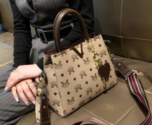 lv達芙妮中號保值嗎?lv達芙妮中號和小號哪個更好看