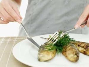 空腹吃魚好嗎？四種錯(cuò)誤的吃魚方法會(huì)致命