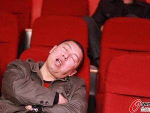 臺球比賽觀眾睡倒一片，92歲老太關注丁俊暉6年