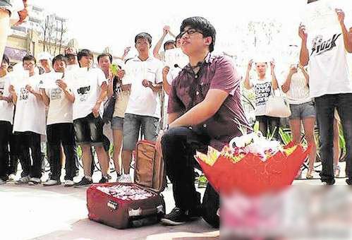 浪漫創意求婚:武漢男子提20萬元現金當街求婚,鈔票折成心形狀