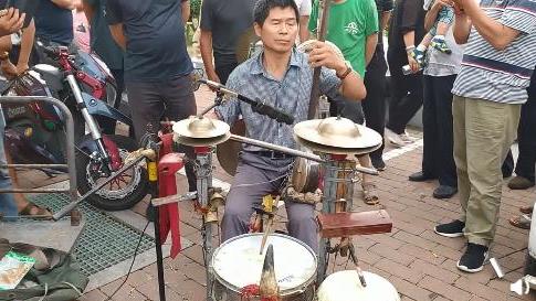 殘疾大叔同時演奏13種樂器,希望有固定場地,準備申請專利