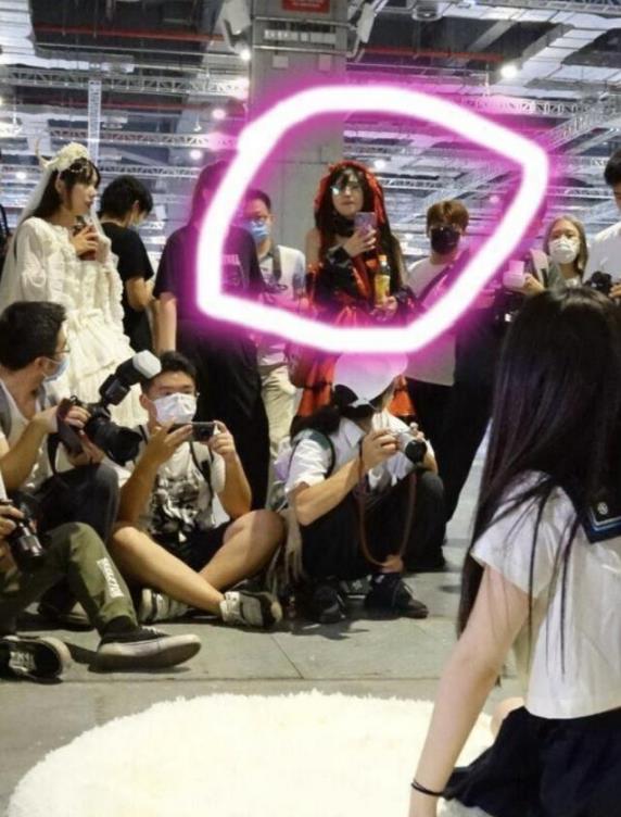 上海動漫展“不雅門”女主被詢問價格,本人已報警,承認動作有點騷