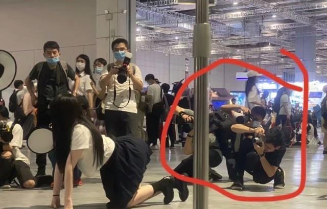 上海動漫展“不雅門”女主被詢問價格,本人已報警,承認動作有點騷