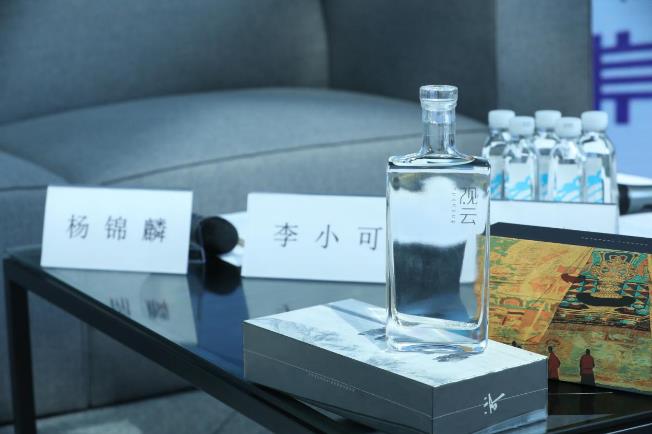 觀云白酒致敬藝術(shù)家李小可